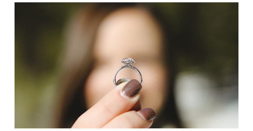 ¿EN QUÉ MANO SE PONE EL ANILLO DE COMPROMISO Y EL DE CASADA?