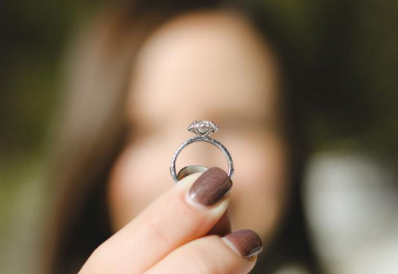 ¿EN QUÉ MANO SE PONE EL ANILLO DE COMPROMISO Y EL DE CASADA?